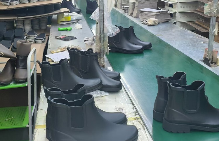 Fashionable Chelsea rubber rain boots for women