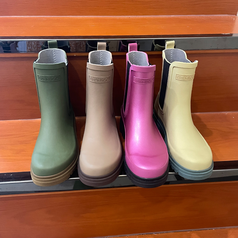 Fashionable Chelsea rubber rain boots for women