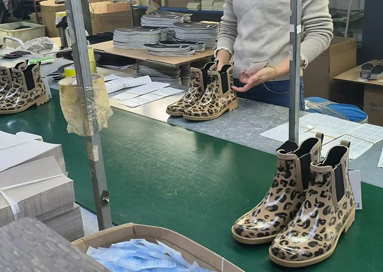 Fashion last Chelsea rubber rain boot for women wholesale