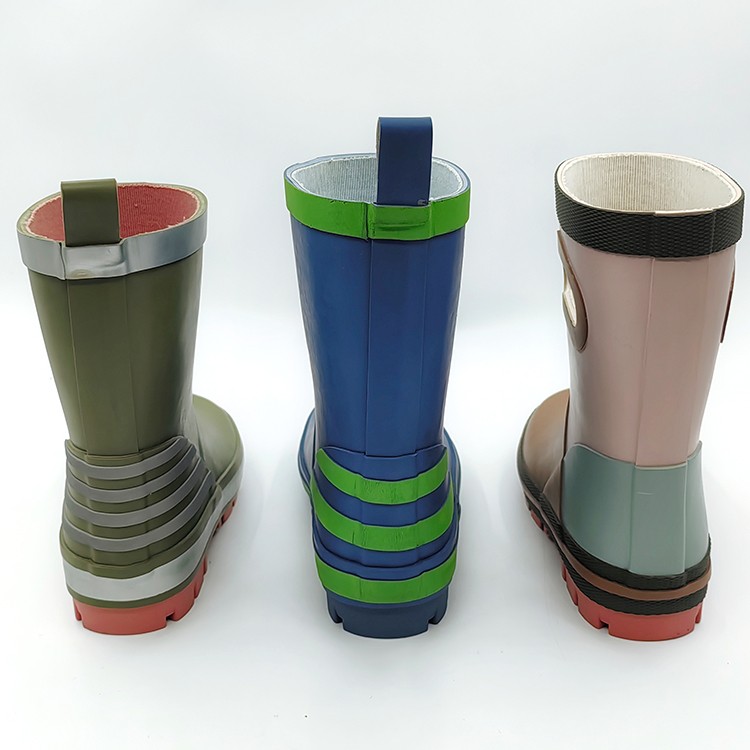 Kids rubber wellies with reflective strip