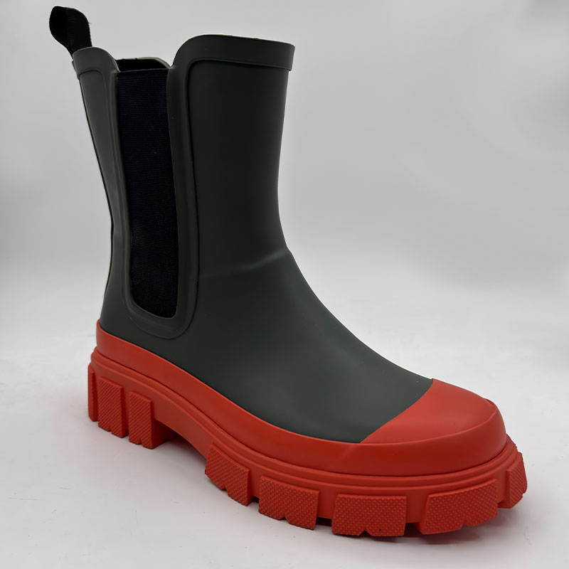 Natural rubber chunky chelsea rain boots in black and red