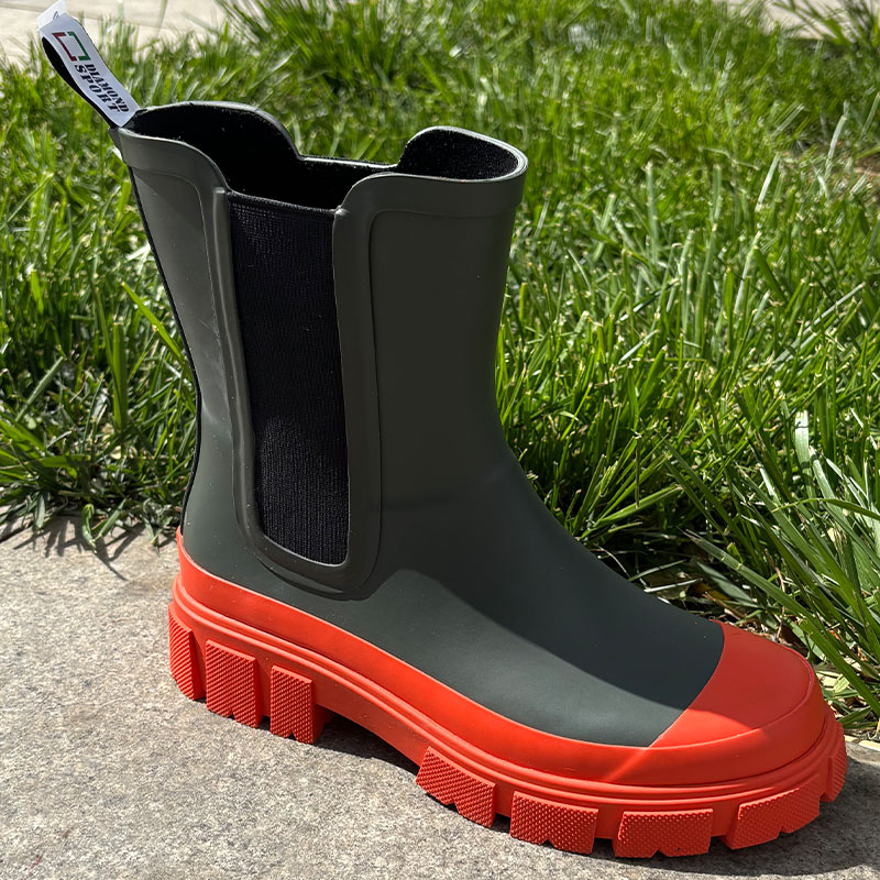 Natural rubber chunky chelsea rain boots in black and red