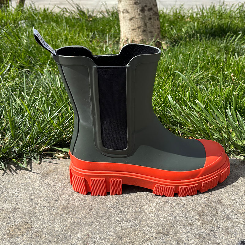 Natural rubber chunky chelsea rain boots in black and red