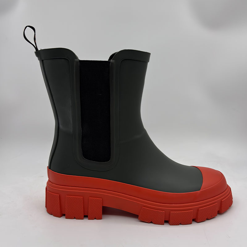 Natural rubber chunky chelsea rain boots in black and red