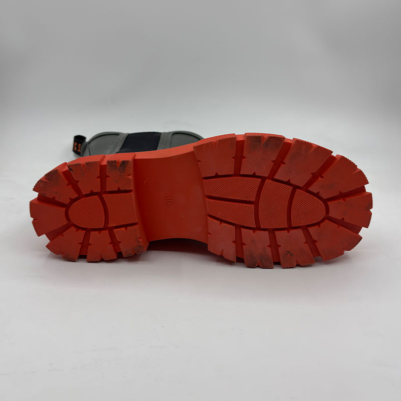 Natural rubber chunky chelsea rain boots in black and red