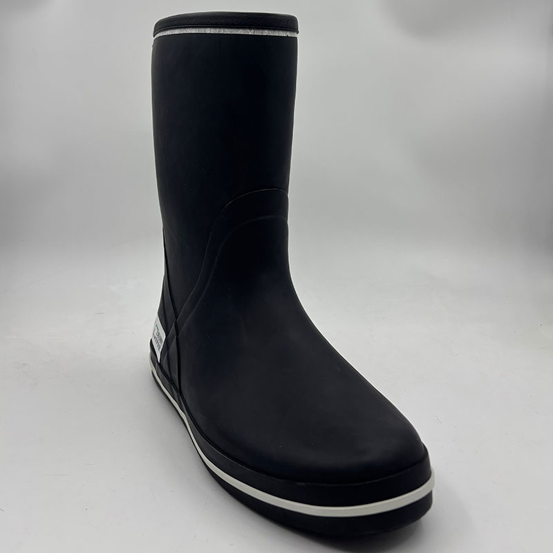 Comfortable deck boots with natural gum rubber outsole