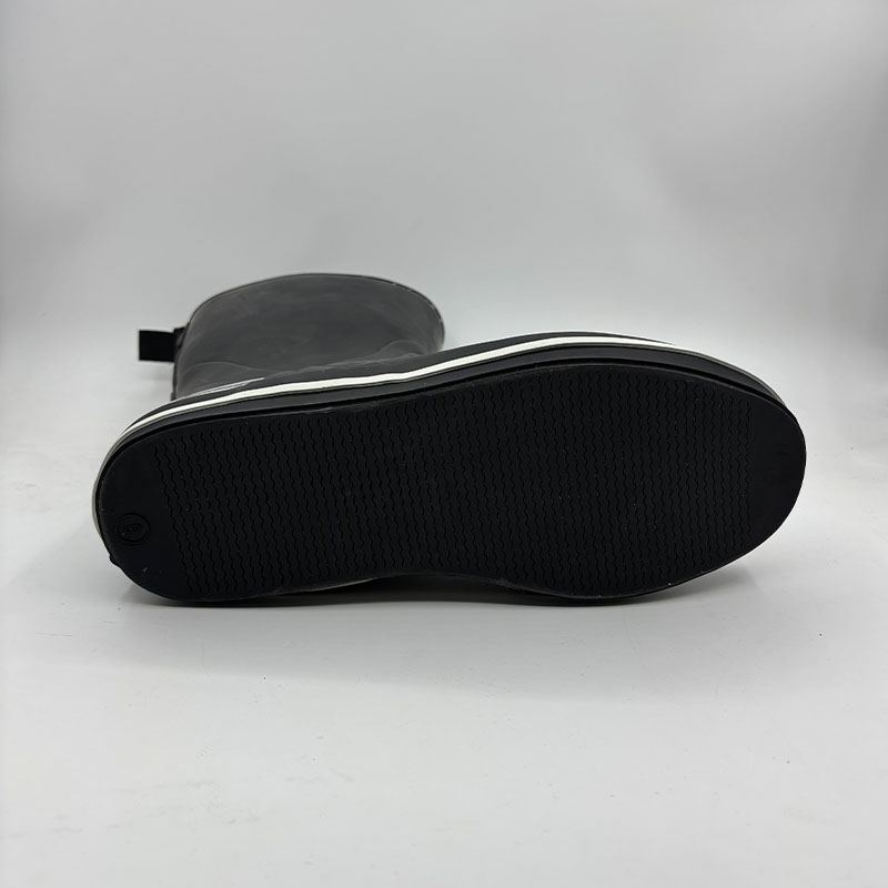 Comfortable deck boots with natural gum rubber outsole