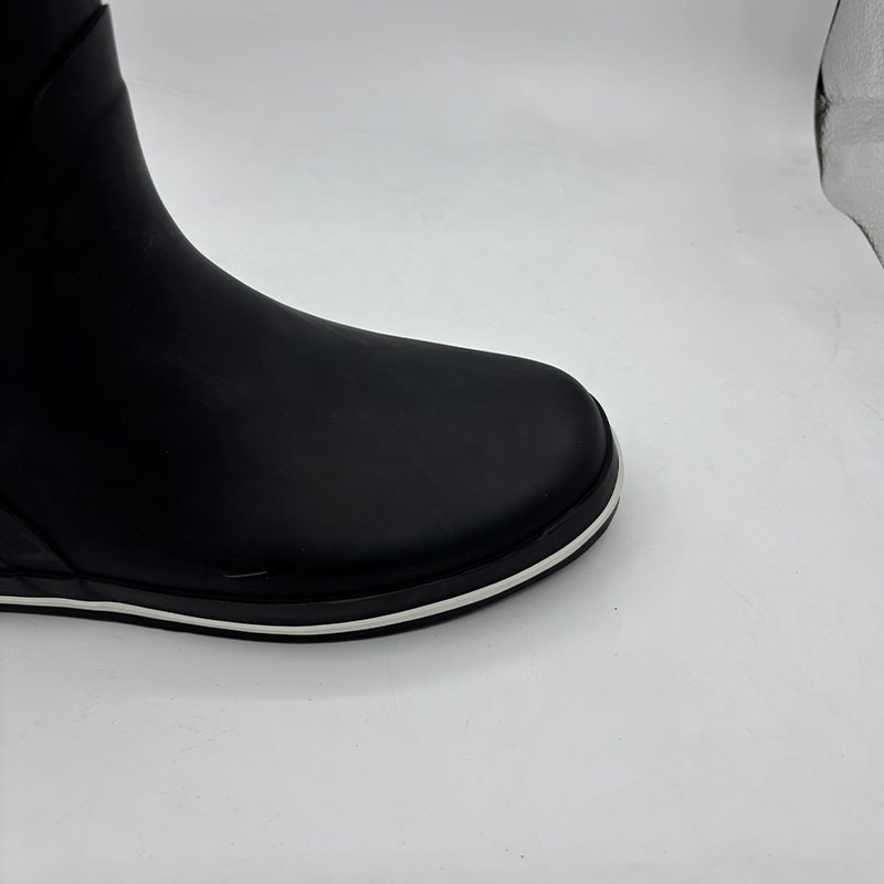 Comfortable deck boots with natural gum rubber outsole