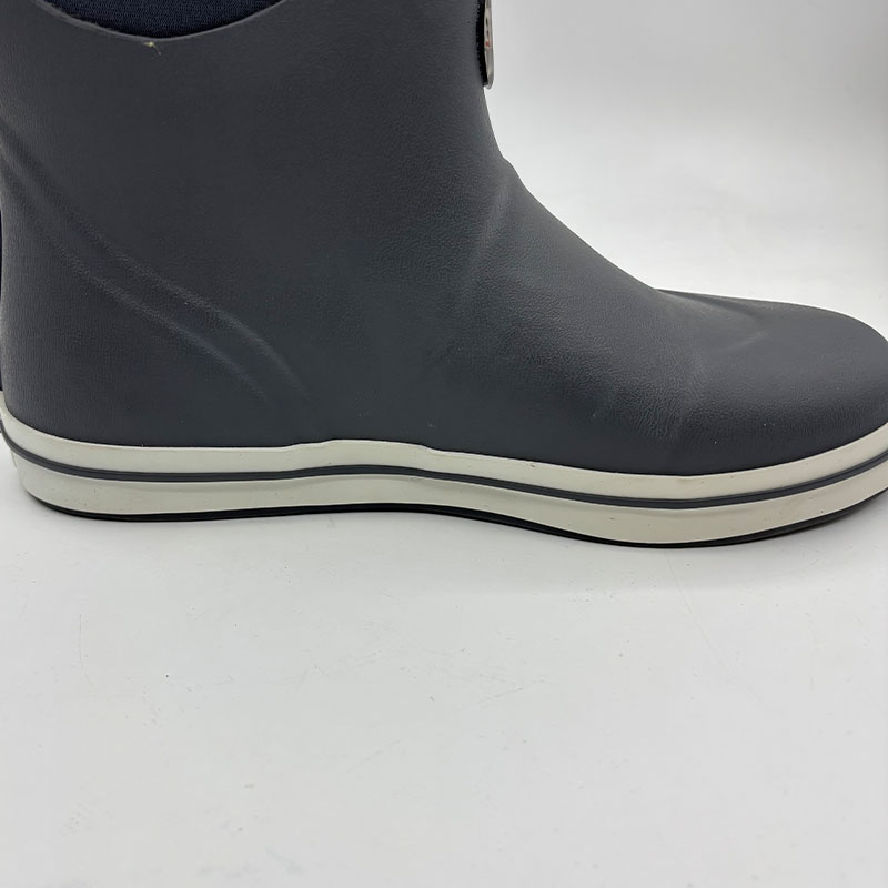 Comfortable deck boots with natural gum rubber outsole