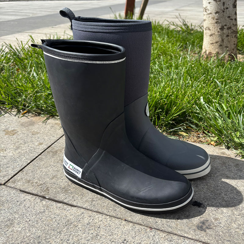 Comfortable deck boots with natural gum rubber outsole
