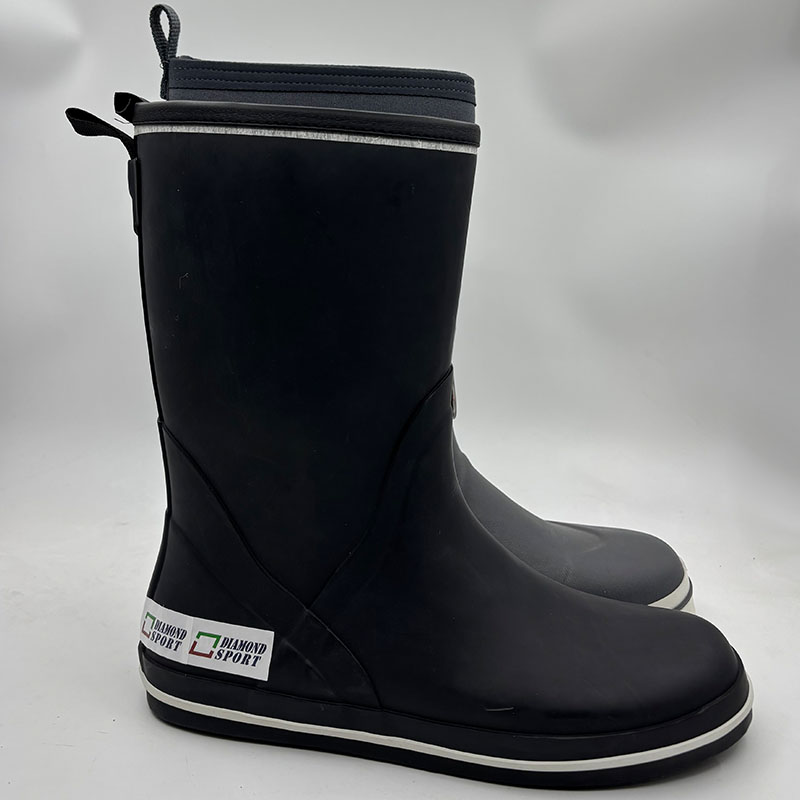 Comfortable deck boots with natural gum rubber outsole