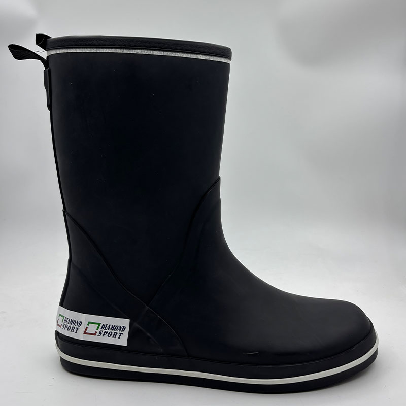Comfortable deck boots with natural gum rubber outsole