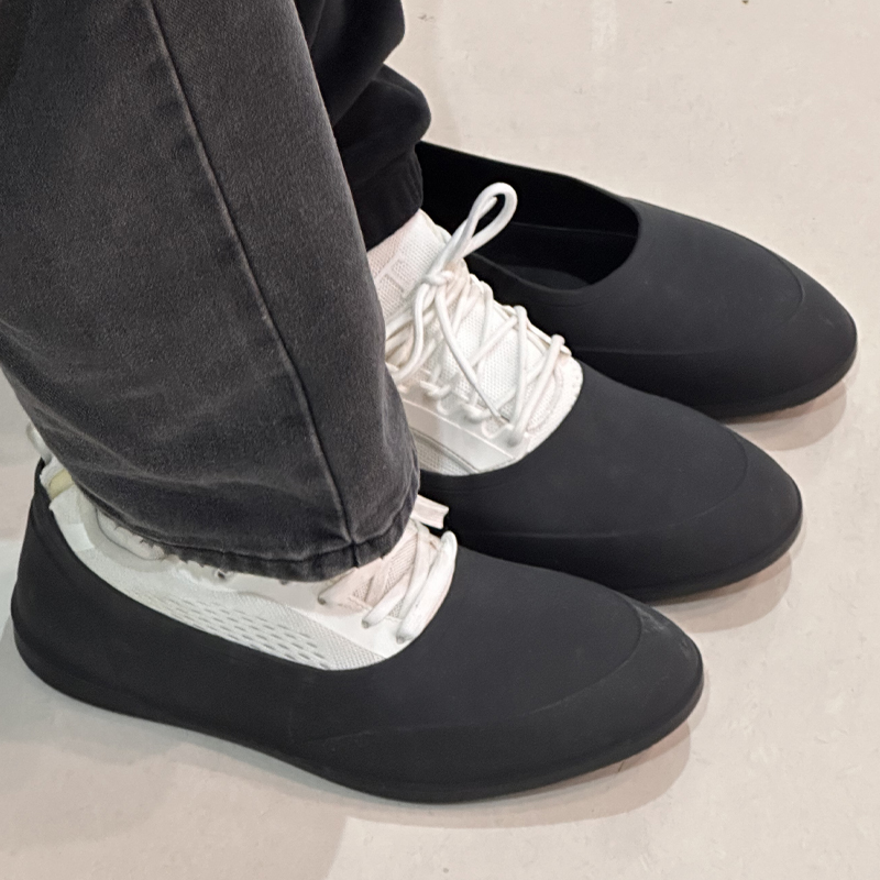Soft toe black waterproof rubber overshoes