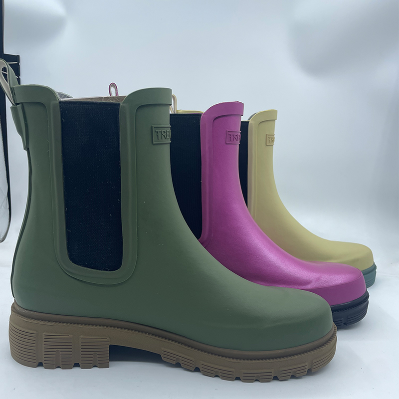 Fashionable Chelsea rubber rain boots for women
