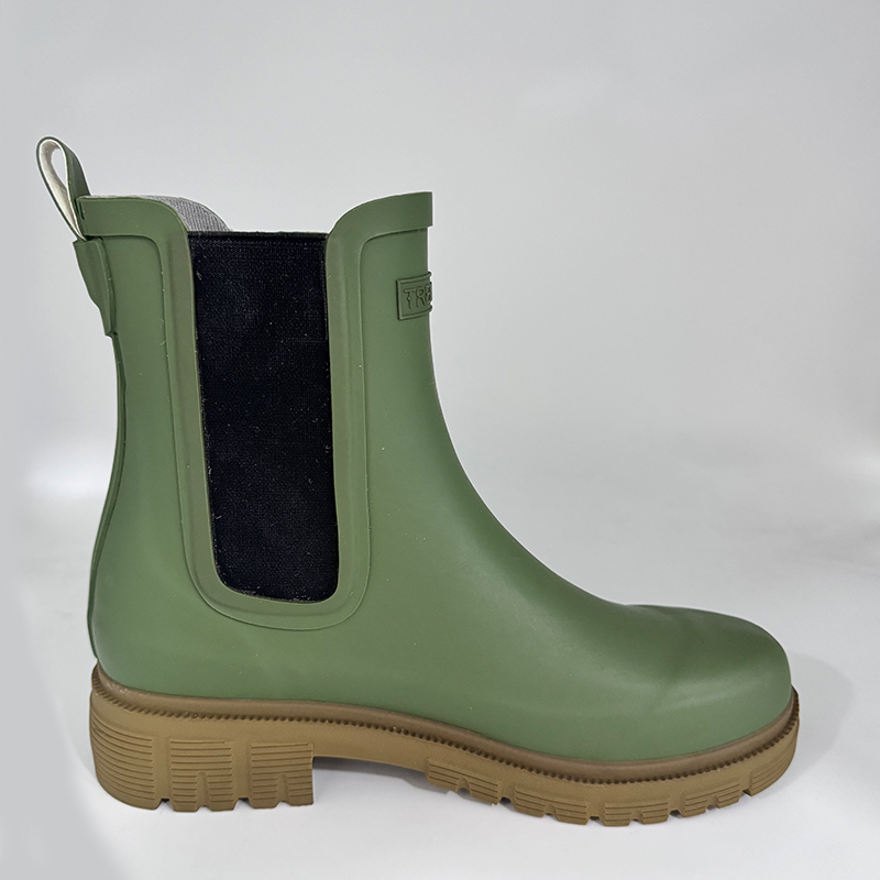 Fashionable Chelsea rubber rain boots for women