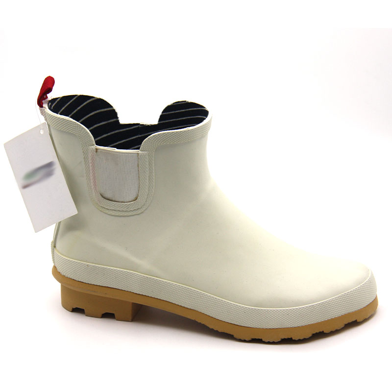 Women rubber chelsea boots with heel