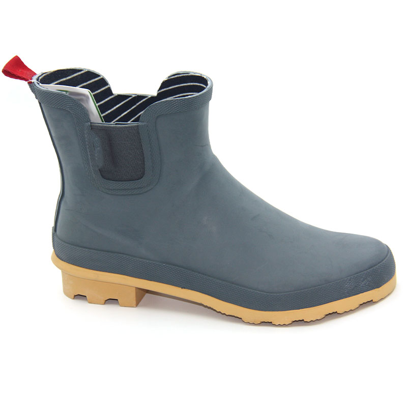 Women rubber chelsea boots with heel