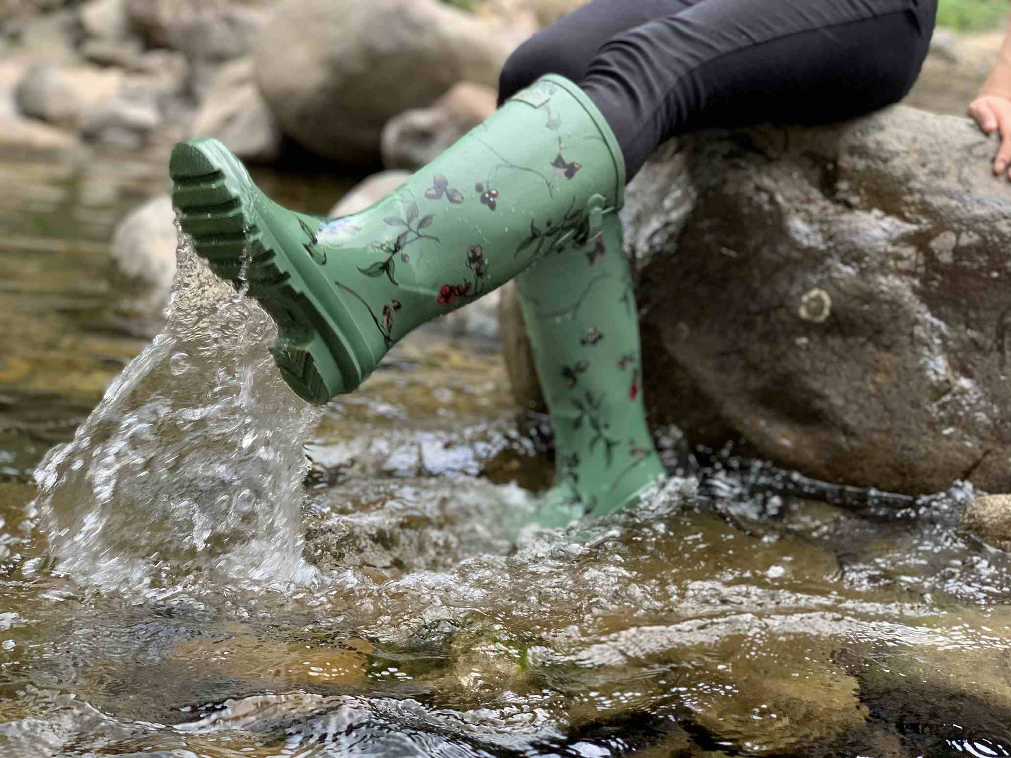 Botas de lluvia de caucho natural vs. sintético: diferencias clave que necesitas saber Botas de lluvia de caucho natural vs. sintético: diferencias clave que necesitas saber